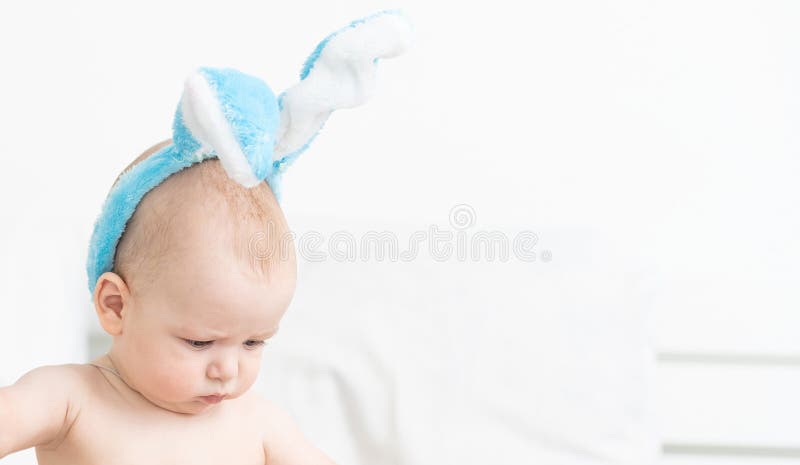 Söt liten pojke med rödöre royaltyfria bilder