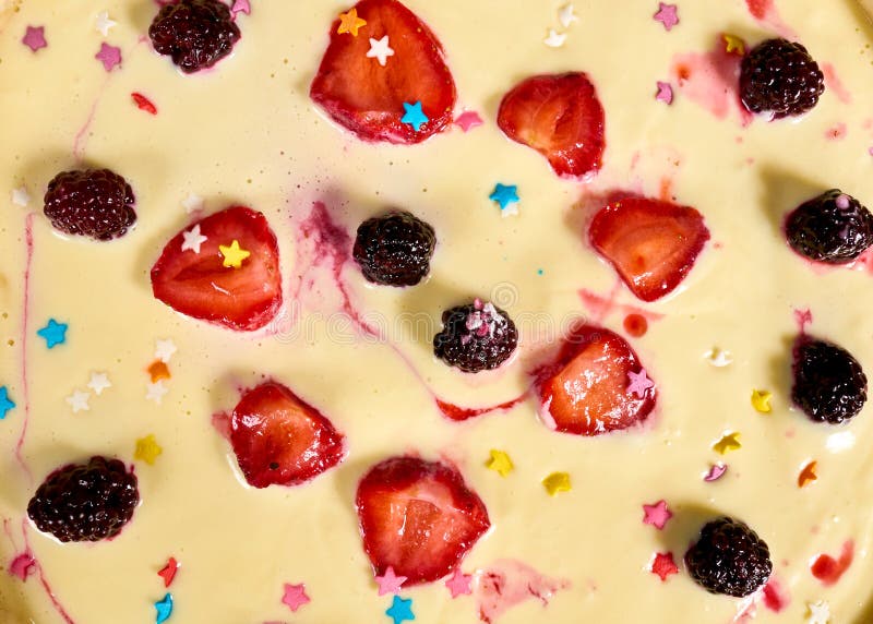Söt pizza med kräm- och fruktnärbild fotografering för bildbyråer Söt pizza med kräm- och fruktnärbild fotografering för bildbyråer