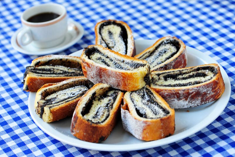 Söt strudel med vallmofrön på plattan fotografering för bildbyråer Söt strudel med vallmofrön på plattan fotografering för bildbyråer
