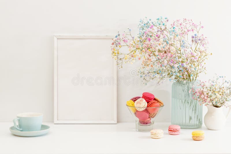 Söta, färglösa makaroner och blomgipsofila på bordet arkivbild