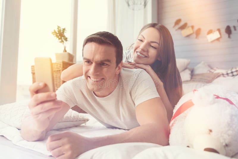 Söta lyckliga par som tillsammans tar en selfie arkivbild Söta lyckliga par som tillsammans tar en selfie arkivbild