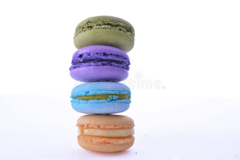 Söta och färgglade franska makron eller macaron på den vita backgroen arkivbild Söta och färgglade franska makron eller macaron på den vita backgroen arkivbild