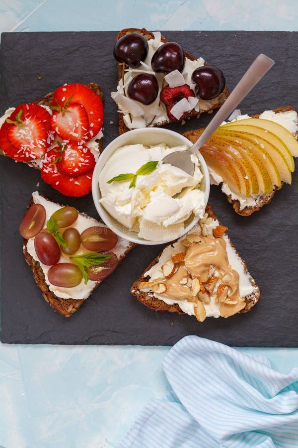 Söta smörgåsar med mascarpone royaltyfria foton Söta smörgåsar med mascarpone royaltyfria foton