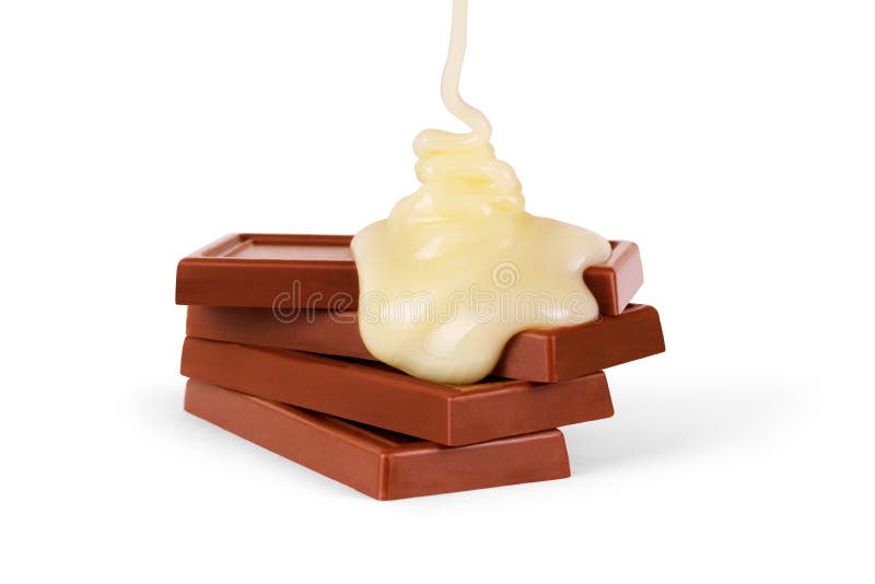 Sött mjölka sås hälls på en chokladstång royaltyfri fotografi Sött mjölka sås hälls på en chokladstång royaltyfri fotografi