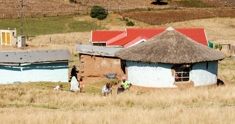 Südafrikanische Familie nahe einem traditionellen Schlammhaus in einem kleinen Dorf, Südafrika, Apartheid, Kwazulu Natal stockbilder Südafrikanische Familie nahe einem traditionellen Schlammhaus in einem kleinen Dorf, Südafrika, Apartheid, Kwazulu Natal stockbilder
