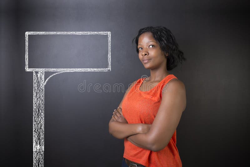 Südafrikanische oder Afroamerikanerlehrerin oder -student mit Kreidestraßenwerbeschild lizenzfreies stockbild