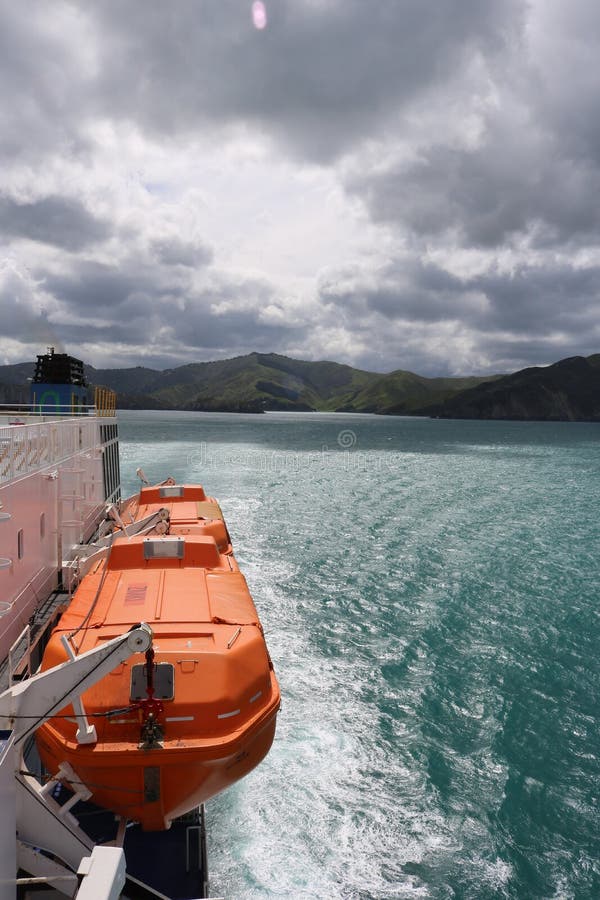 Südinsel, NZ von Fähre hereinkommendem Koch Strait lizenzfreie stockbilder Südinsel, NZ von Fähre hereinkommendem Koch Strait lizenzfreie stockbilder