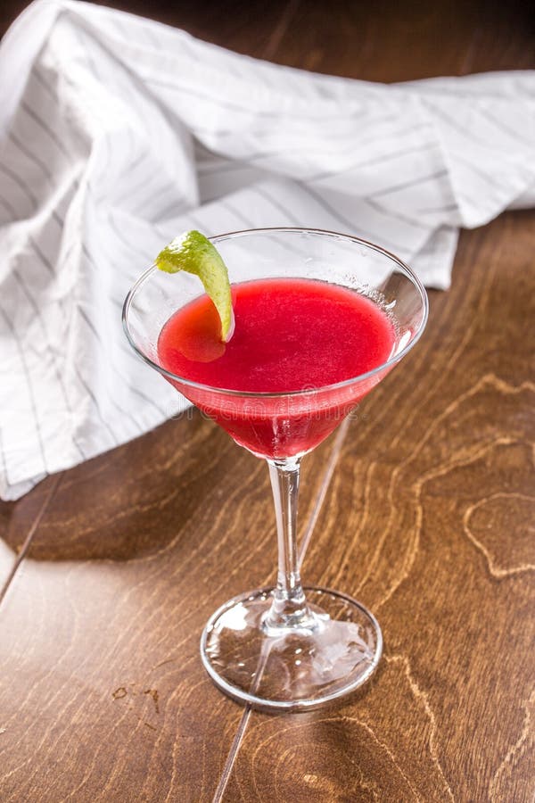 Süße Sommererdbeeralkoholisches Cocktail mit Kalkschale in Martini-Glas auf Holztisch stockfotos Süße Sommererdbeeralkoholisches Cocktail mit Kalkschale in Martini-Glas auf Holztisch stockfotos