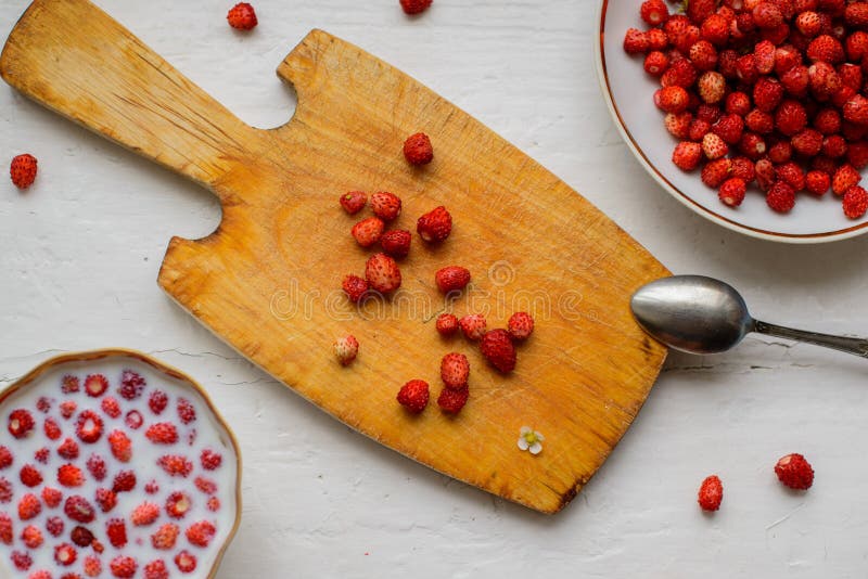 Süße Walderdbeeren auf hölzernem Hintergrund, Draufsicht lizenzfreies stockbild Süße Walderdbeeren auf hölzernem Hintergrund, Draufsicht lizenzfreies stockbild