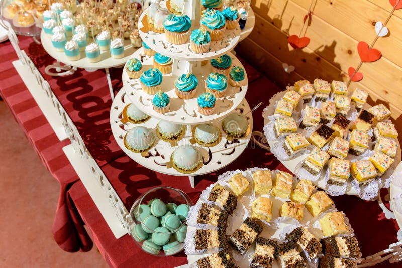 Süßer feinschmeckerischer Buffettisch an der Hochzeit in den blauen Tönen stockfoto Süßer feinschmeckerischer Buffettisch an der Hochzeit in den blauen Tönen stockfoto