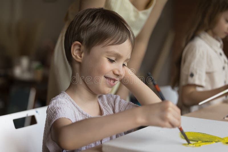 Süßer kleiner Junge liebt die Maler-Klasse in der Nähe stockbild