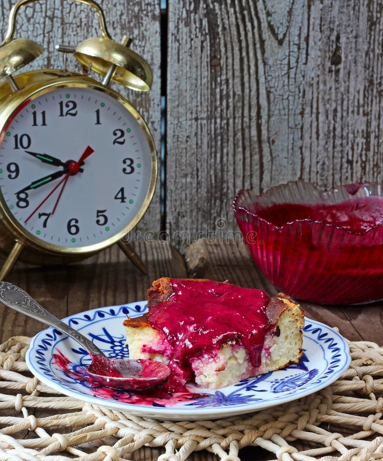 Süßer Klumpenpudding mit Beerenmarmelade auf einer Platte stockfoto Süßer Klumpenpudding mit Beerenmarmelade auf einer Platte stockfoto