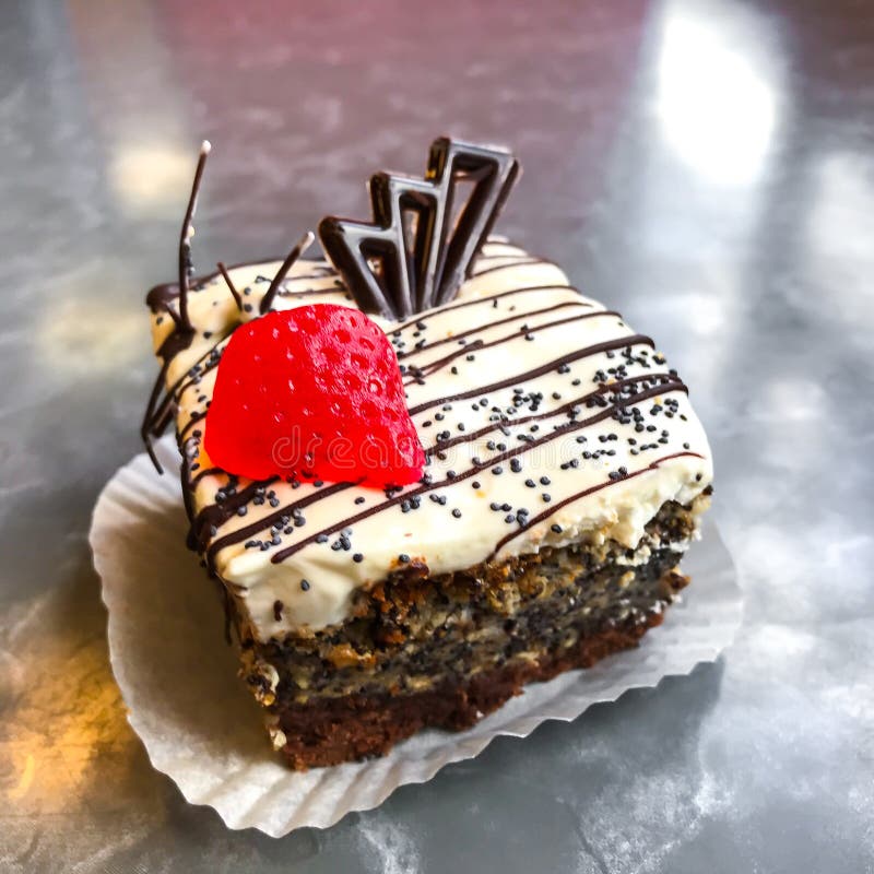 Süßer Kuchen, Nachtisch mit Sahne und Mohn, Kaffee lizenzfreie stockfotografie Süßer Kuchen, Nachtisch mit Sahne und Mohn, Kaffee lizenzfreie stockfotografie