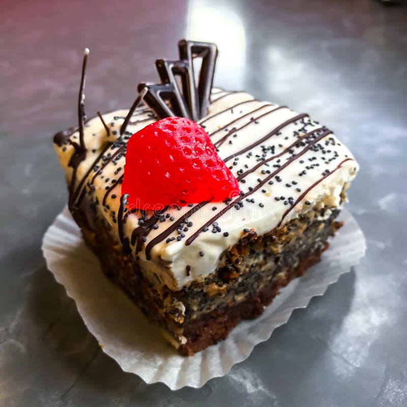 Süßer Kuchen, Nachtisch mit Sahne und Mohn, Kaffee stockfotos Süßer Kuchen, Nachtisch mit Sahne und Mohn, Kaffee stockfotos