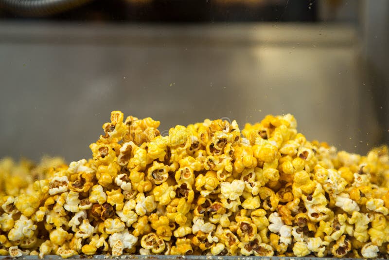 Süßer Popcorn im Straßenladen Süßes für Kinder und Erwachsene Popcorn auf der Theke Popcorn Texture lizenzfreie stockfotografie Süßer Popcorn im Straßenladen Süßes für Kinder und Erwachsene Popcorn auf der Theke Popcorn Texture lizenzfreie stockfotografie