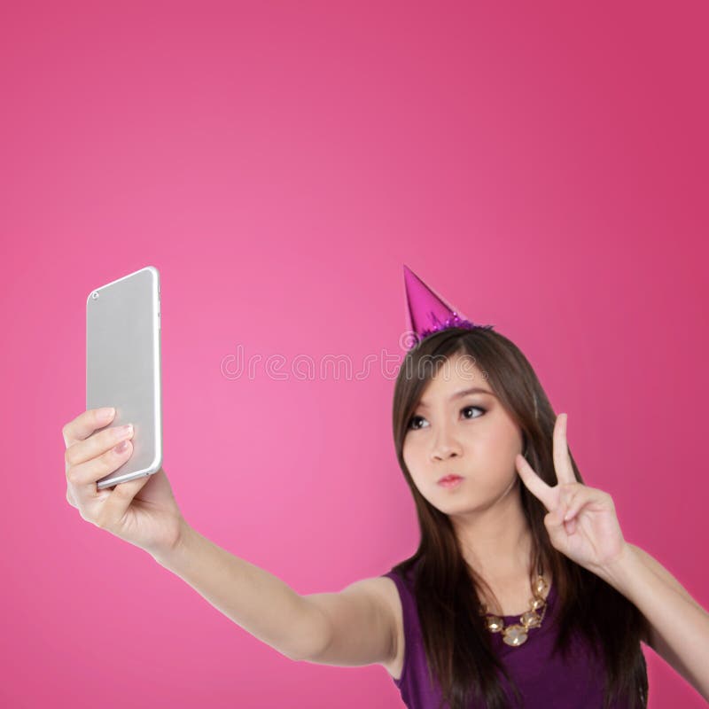 Süßes asiatisches jugendlich, eine nette selfie Haltung tuend