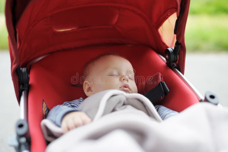 Süßes Baby im Spaziergänger lizenzfreie stockfotos Süßes Baby im Spaziergänger lizenzfreie stockfotos