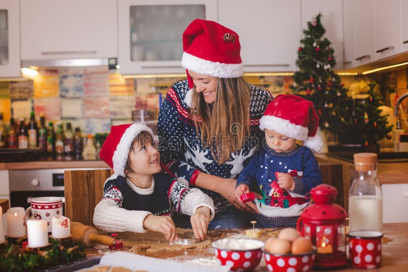 Süßes Kleinkindkind und sein älterer Bruder, Jungen, helfende Mama p stockbild Süßes Kleinkindkind und sein älterer Bruder, Jungen, helfende Mama p stockbild