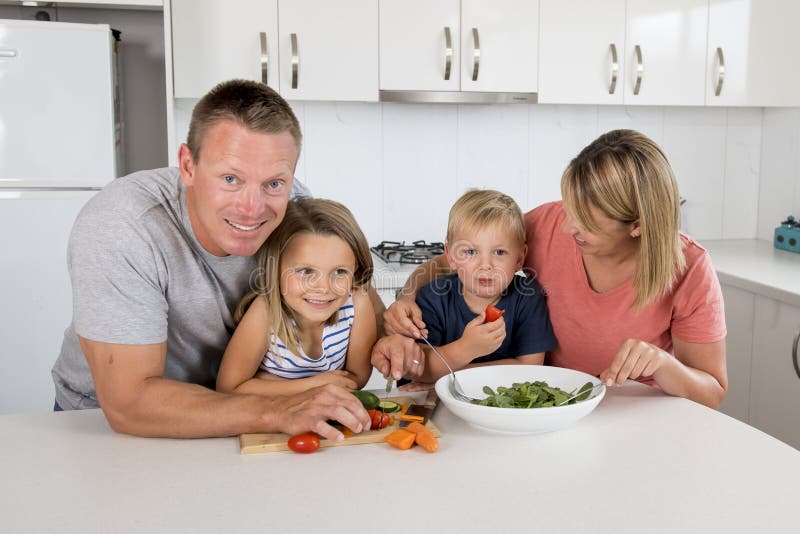 Süßes liebevolles Familienporträt mit dem Ehemann und Frau, welche die schöne kleine Tochter zusammen aufwirft vor modernem Haus stockfotos Süßes liebevolles Familienporträt mit dem Ehemann und Frau, welche die schöne kleine Tochter zusammen aufwirft vor modernem Haus stockfotos