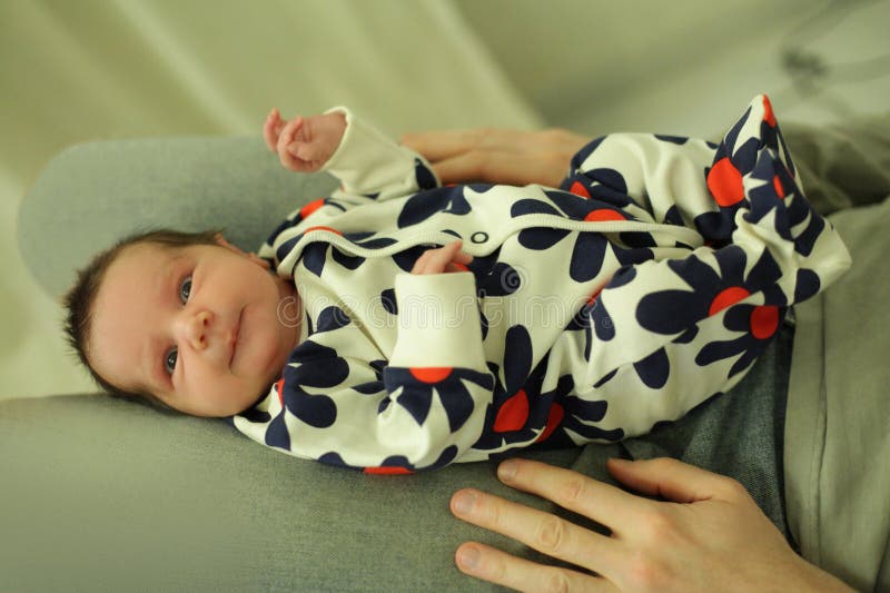 Süßes lächelndes Baby lügen und Kamera anschauen. Babyportrait stockbilder