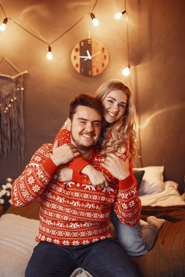 Süßes Paar sitzt zu Hause auf einem Bett lizenzfreies stockfoto