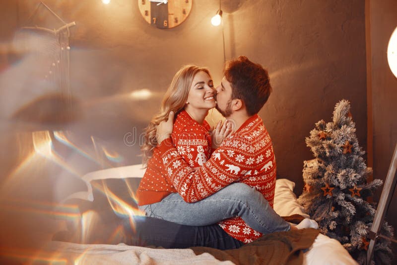 Süßes Paar sitzt zu Hause auf einem Bett lizenzfreies stockbild