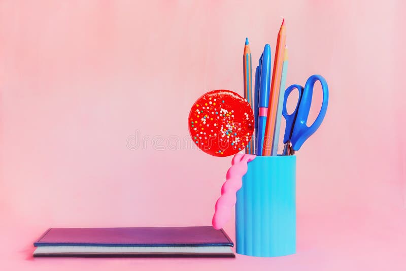 Süßigkeit mit rosa und blauem Briefpapiersatz und -notizblock lizenzfreies stockfoto Süßigkeit mit rosa und blauem Briefpapiersatz und -notizblock lizenzfreies stockfoto