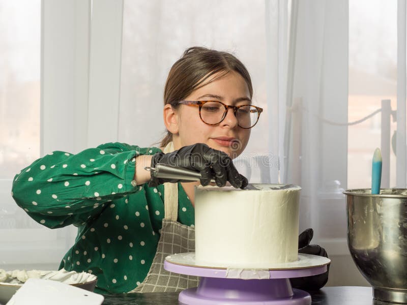 Süßwarenmädchen macht Kuchen lizenzfreie stockfotos