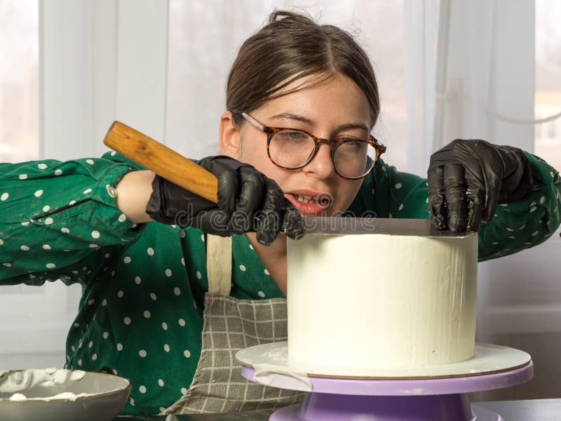 Süßwarenmädchen macht Kuchen lizenzfreies stockbild