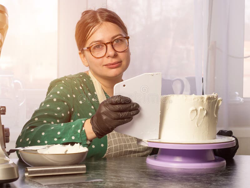 Süßwarenmädchen macht Kuchen stockbilder