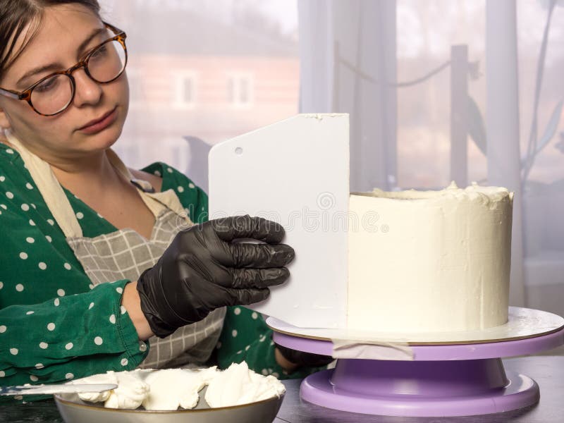 Süßwarenmädchen macht Kuchen lizenzfreie stockbilder