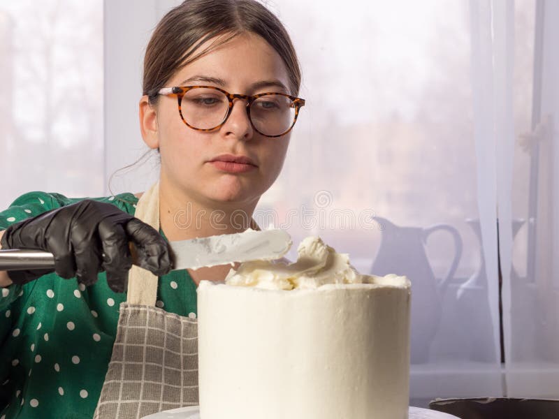 Süßwarenmädchen macht Kuchen lizenzfreies stockfoto