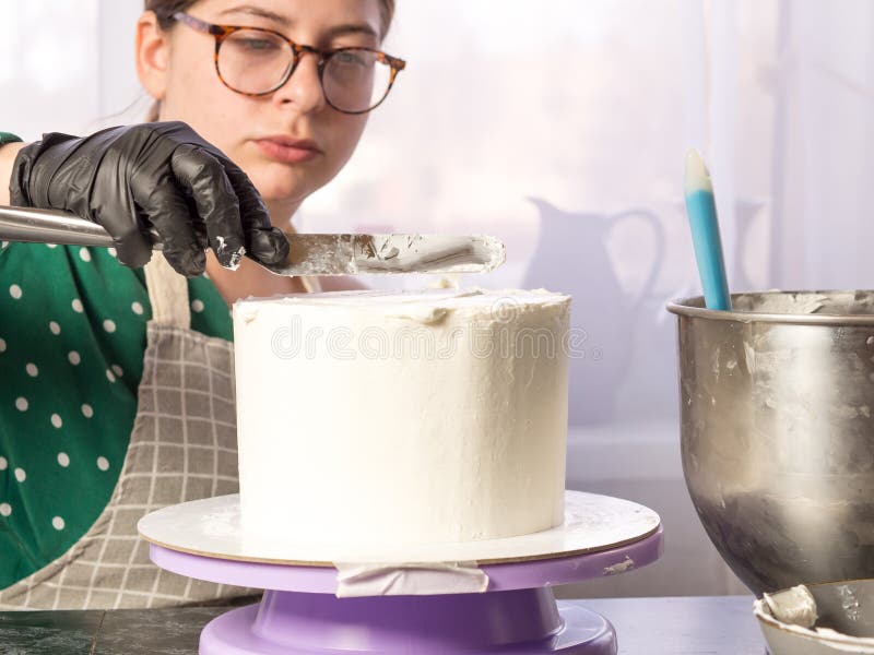 Süßwarenmädchen macht Kuchen lizenzfreie stockfotos