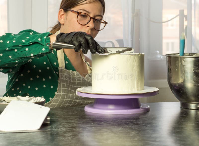 Süßwarenmädchen macht Kuchen stockbilder