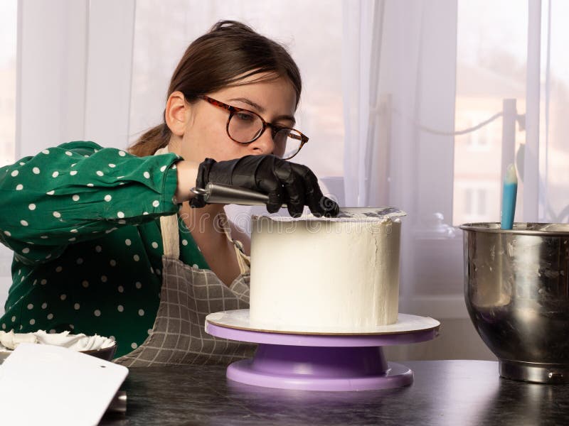 Süßwarenmädchen macht Kuchen stockbilder