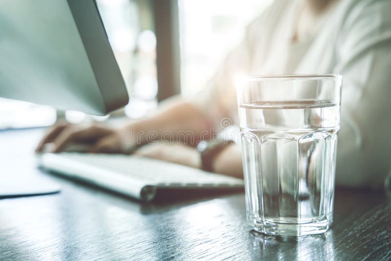 Să bea apă curată la temperatura camerei în timpul programului de lucru, pentru a fi sănătos și să rămână hidratat la locul de mun royalty free stock image