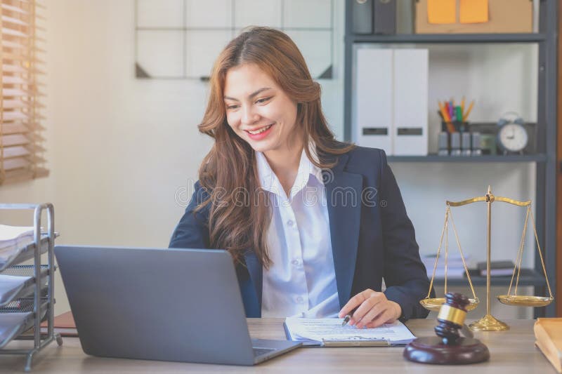 Să consulte contractul. avocat feminin în cadrul unui proces de consultare în negru cu privire la procesele prin care se semnează stock photos