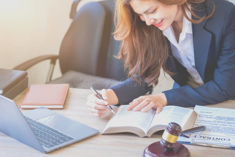 Să consulte contractul. avocat feminin în cadrul unui proces de consultare în negru cu privire la procesele prin care se semnează royalty free stock photos