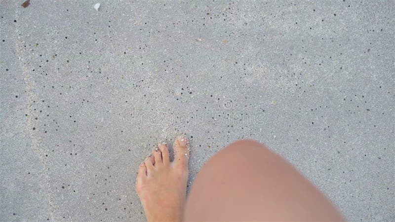 Să-și închidă picioarele femele mergând desculț pe plaja albă stock video footage