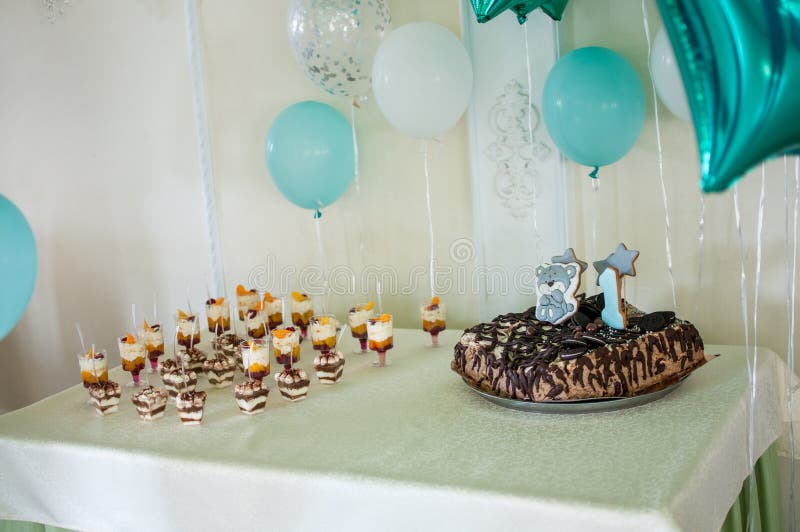 Sărbătoare elegantă a zilei de naștere cu tort și deserturi stock photo