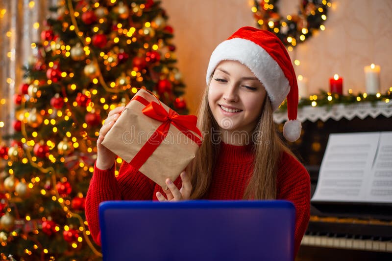 Sărbătorirea Crăciunului cu persoane apropiate online royalty free stock image