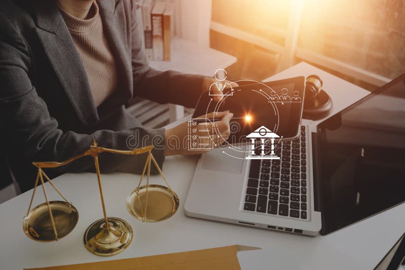 Sędzia gavel z adwokatami w towarzystwie prawniczym. pojęcia prawa