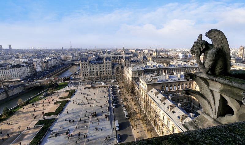 Sławna Kamienna gargulec statua W Notre Damae katedrze Z miastem Paryż