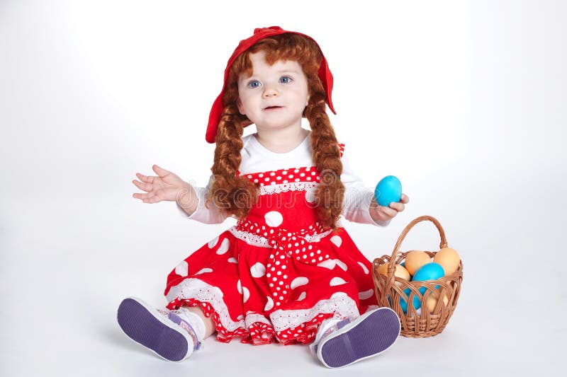 Słodka dziewczyna z Easter jajkami zdjęcie stock Słodka dziewczyna z Easter jajkami zdjęcie stock
