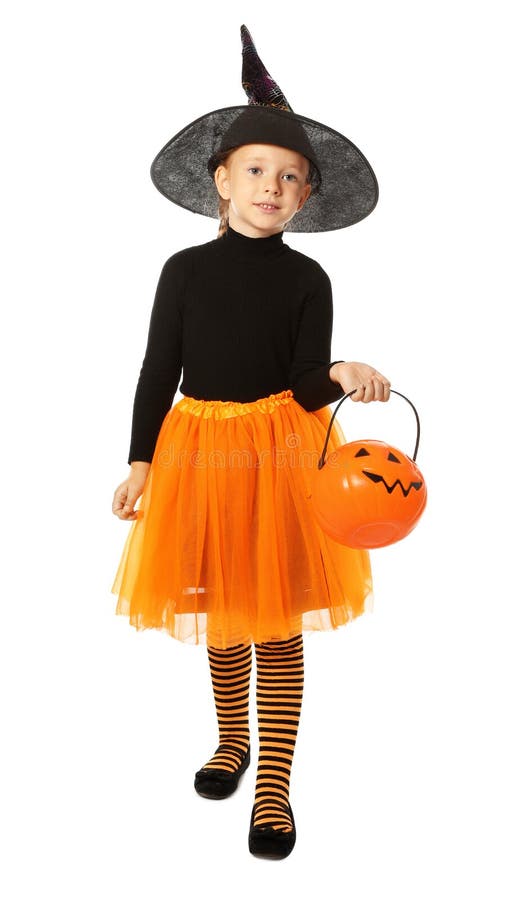Słodka mała dziewczynka z dynią w kostiumie na Halloween zdjęcie royalty free