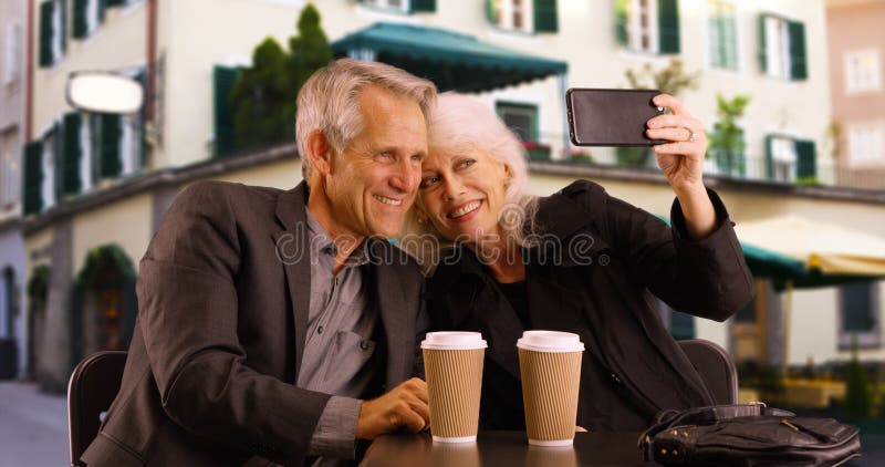 Słodka starszej osoby para bierze selfies outdoors fotografia stock Słodka starszej osoby para bierze selfies outdoors fotografia stock