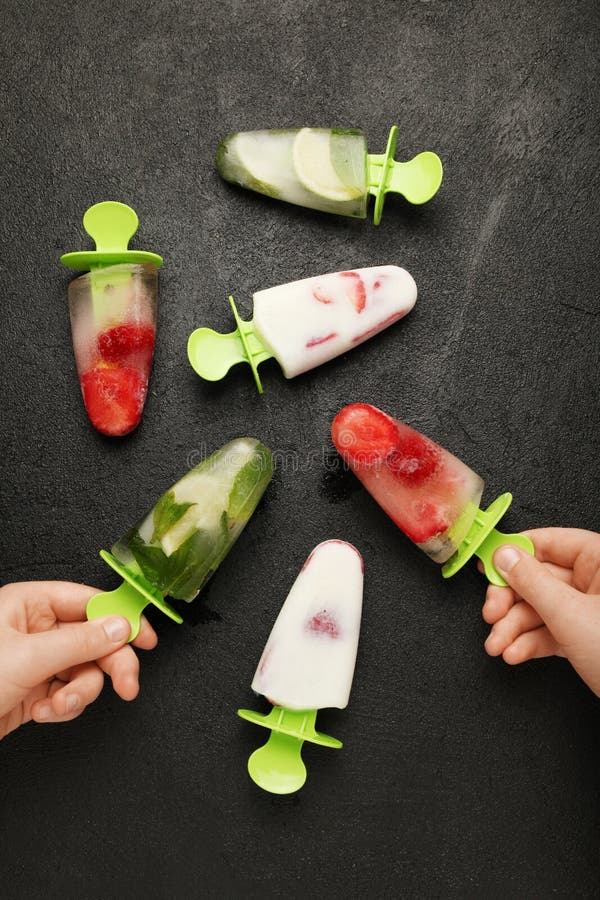 Słodki domowej roboty deser, popsicles sorbet dla lato chłodu Zamarznięty sok i lody Dziecko r?ki obrazy stock Słodki domowej roboty deser, popsicles sorbet dla lato chłodu Zamarznięty sok i lody Dziecko r?ki obrazy stock