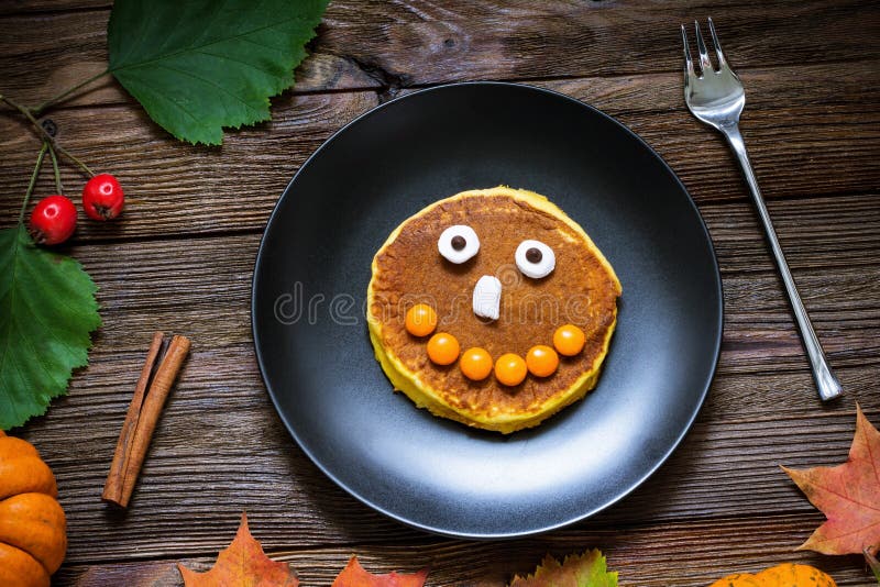 Słodki Halloweenowy jedzenie, dyniowi bliny dla dzieciaków zdjęcie royalty free Słodki Halloweenowy jedzenie, dyniowi bliny dla dzieciaków zdjęcie royalty free
