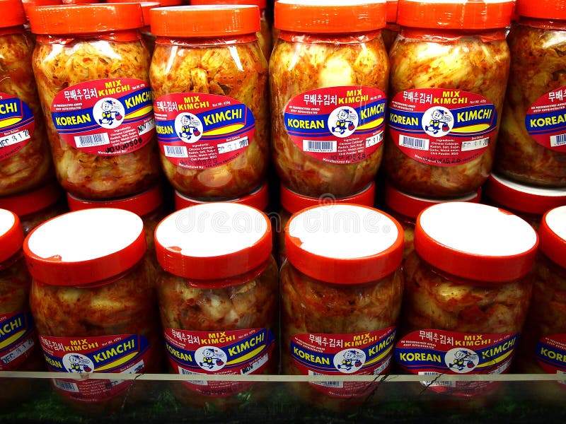 Słoje popularny Koreański karmowy nazwany Kimchi na pokazie przy sklepem spożywczym przygotowywającym podnosili up klientami zdjęcia royalty free Słoje popularny Koreański karmowy nazwany Kimchi na pokazie przy sklepem spożywczym przygotowywającym podnosili up klientami zdjęcia royalty free