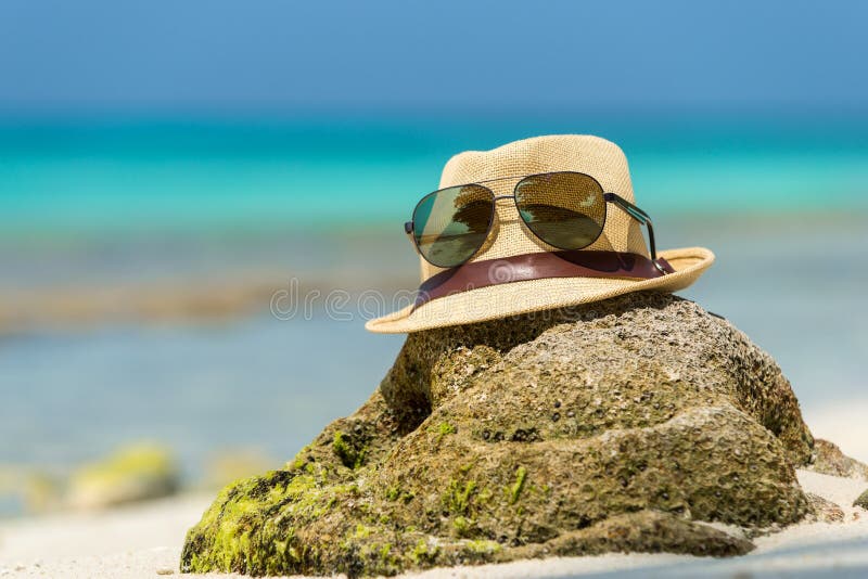 Słomiany kapelusz, ręcznika słońca plażowi szkła i trzepnięcie klapy na tropikalnym, fotografia royalty free Słomiany kapelusz, ręcznika słońca plażowi szkła i trzepnięcie klapy na tropikalnym, fotografia royalty free